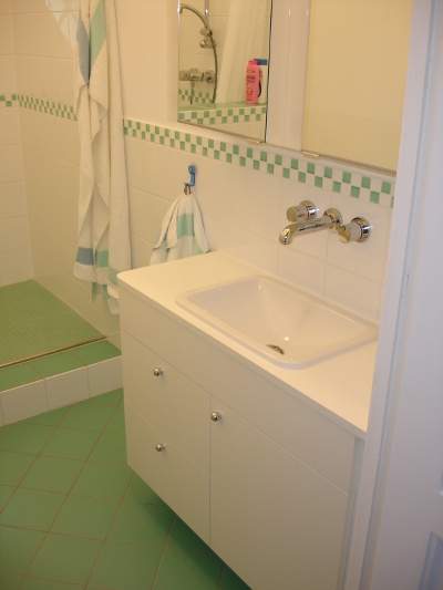 Duschbad in weiß und grün